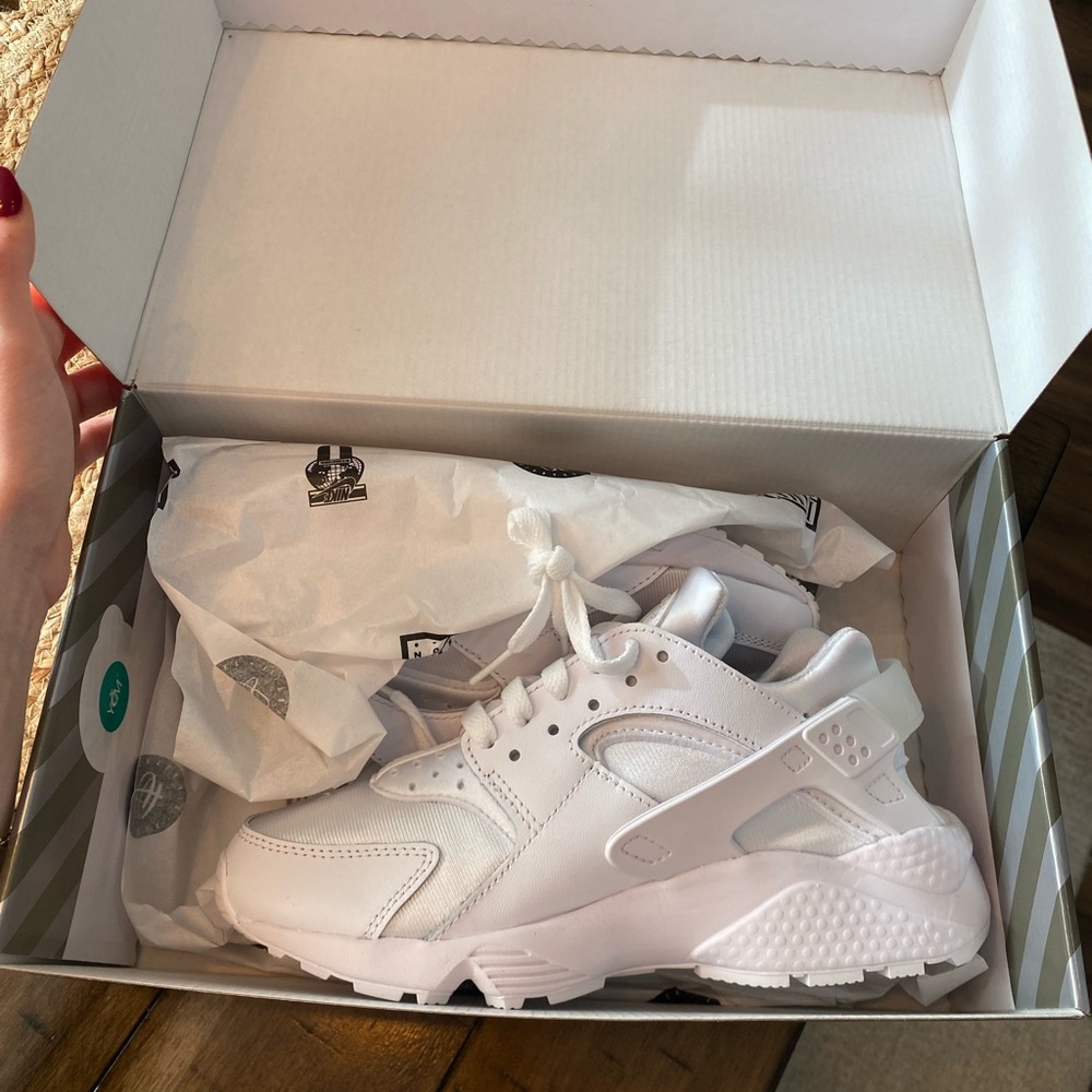 WOMEN'S NIKE AIR HUARACHE SHOES SIZE 6.5